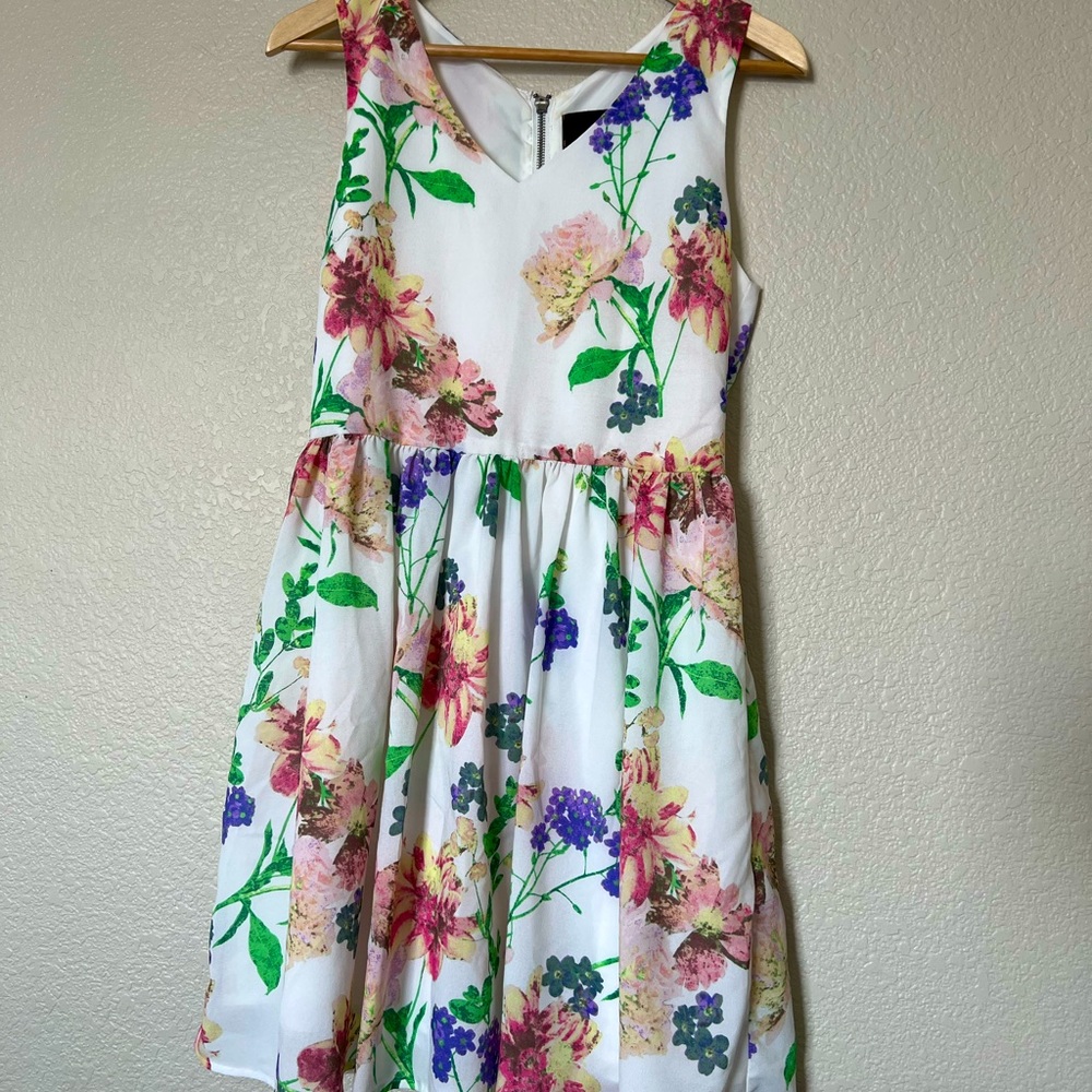 Jack BB Dakota White Floral V-Neck Fit and Flare Dress size 2